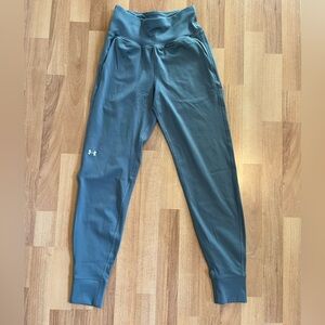 NWT Women’s XS Under Armour Gray Fitted Leggings